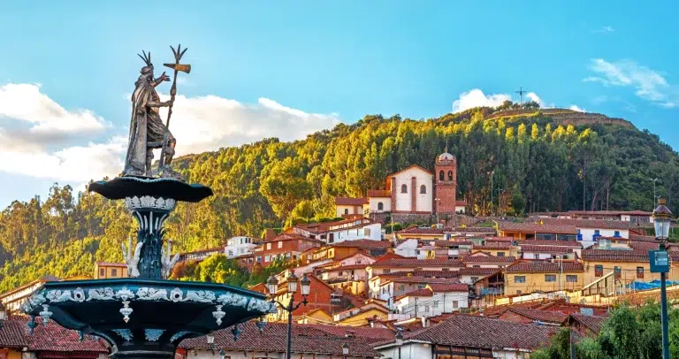 Estatua de Pachacuti Inca en la Fuente en la Plaza de Armas