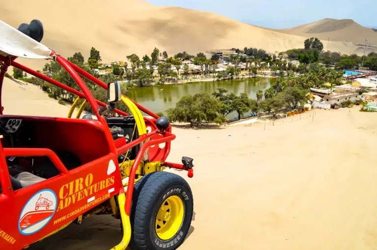 Huacachina, un oasis desértico y pequeño pueblo al oeste de la ciudad de Ica en el suroeste de Perú