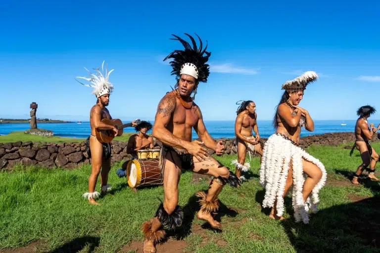 Isla de Pascua, Chile - 6 de marzo de 2023 Espectáculo de danza de Isla de Pascua por artistas locales cerca del complejo Ahu Tahai, Isla de Pascua (Rapa Nui), Chile.